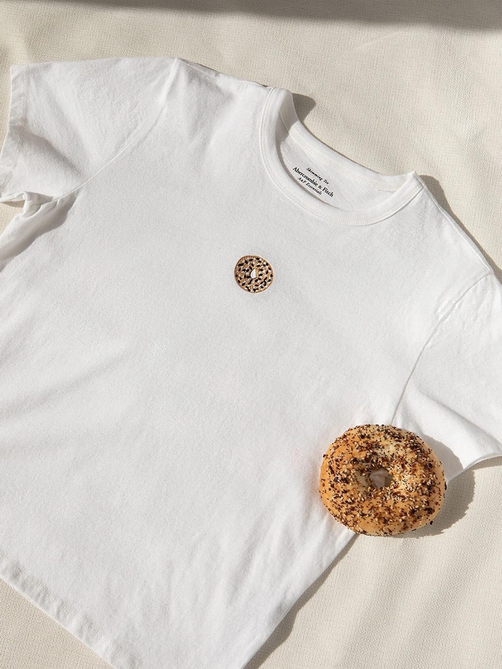 NWT Abercrombie & Fitch Women's
Short-Sleeve bagel Graphic Skimming Tee — XL